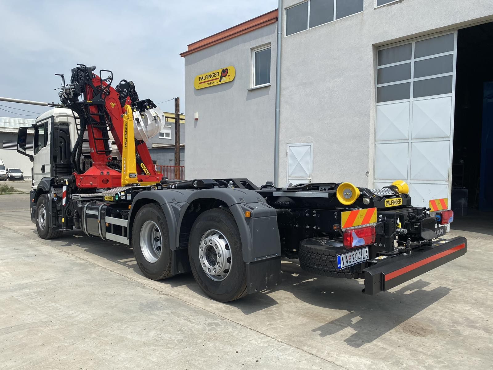 Isporuka dva specijalizovana vozila sa Palfinger Epsilon dizalicama i navlakačima kontejnera