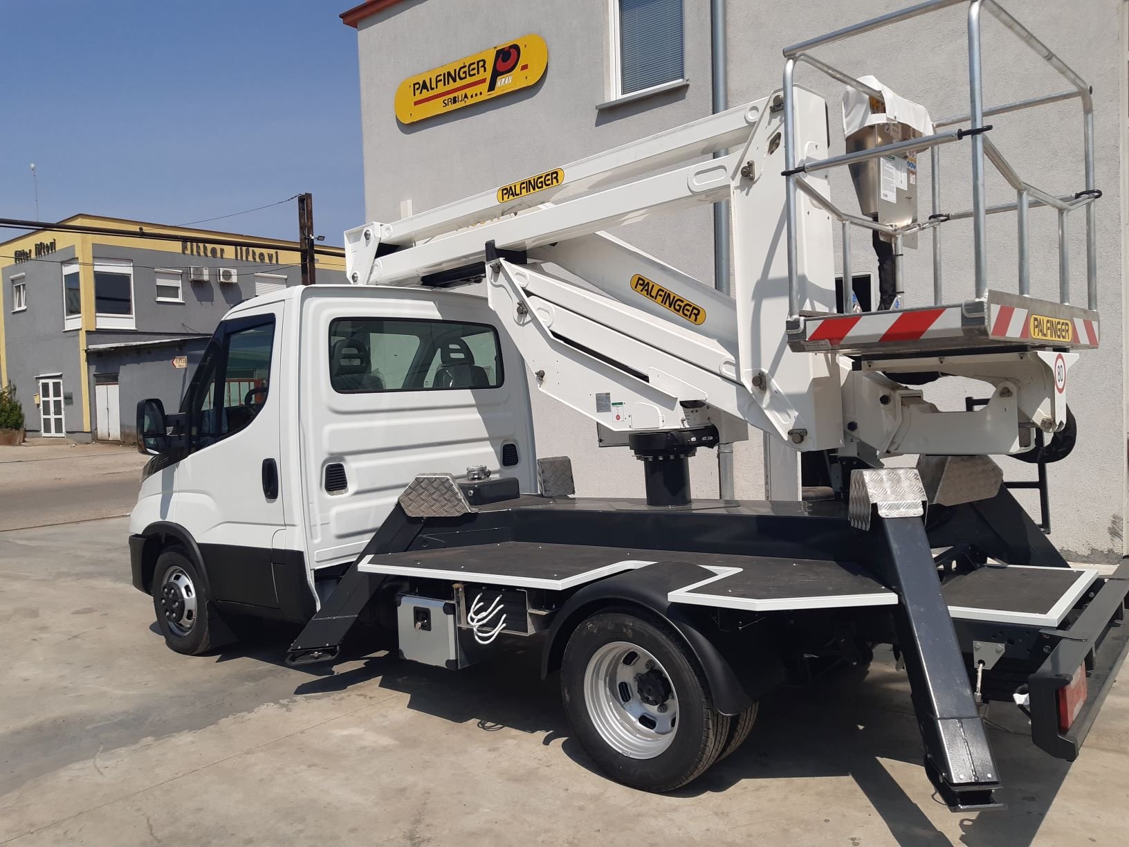 Palfinger radna korpa P160A na Iveco Daily