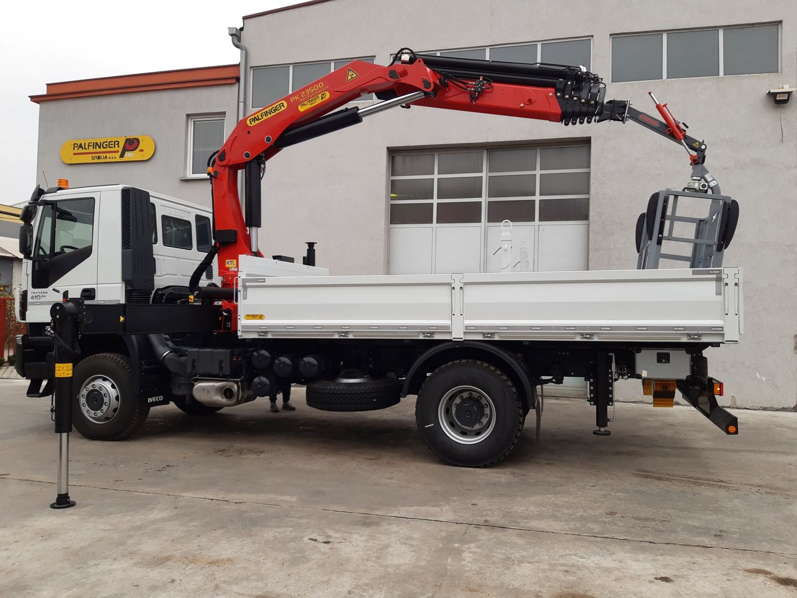 Kamionska nadgradnja sa Palfinger PK 23500 i korpom za Elektromontažu