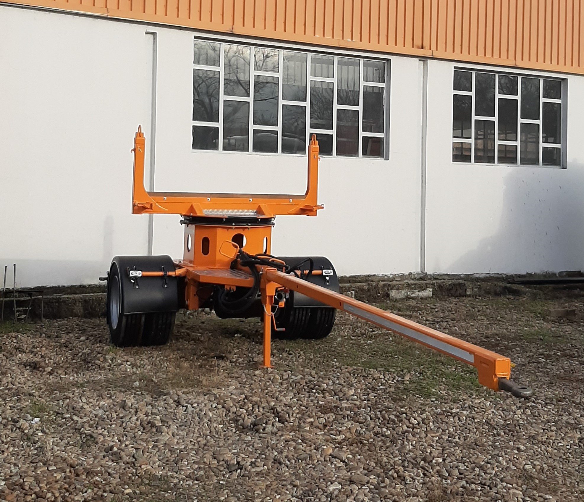 Jednoosovinska prikolica za prevoz stubova za PC TEL