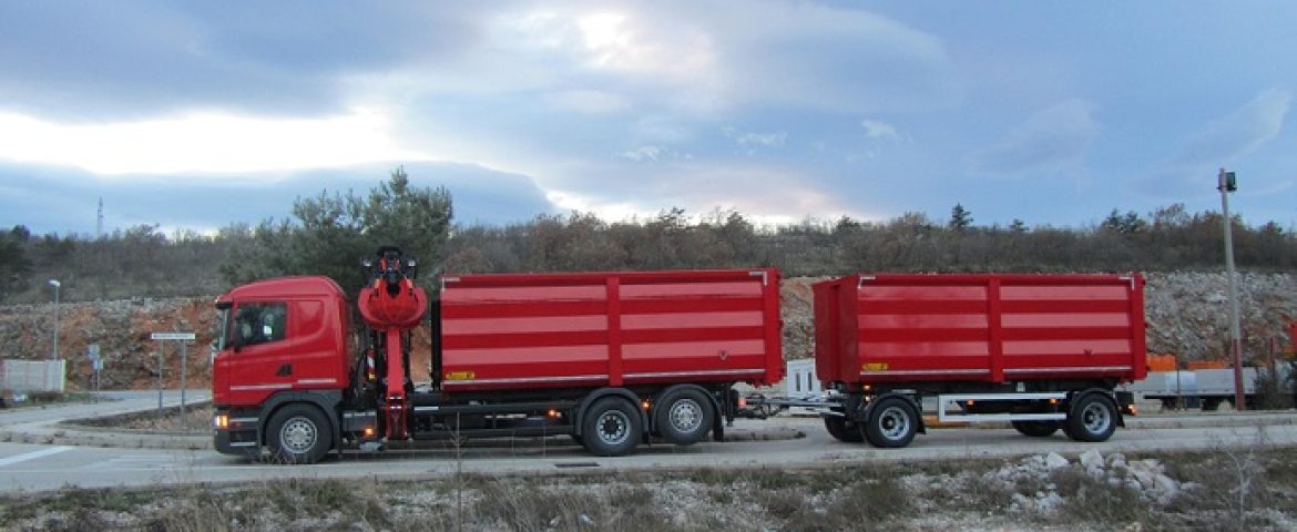 Prikolica sa zadnjim kipovanjem