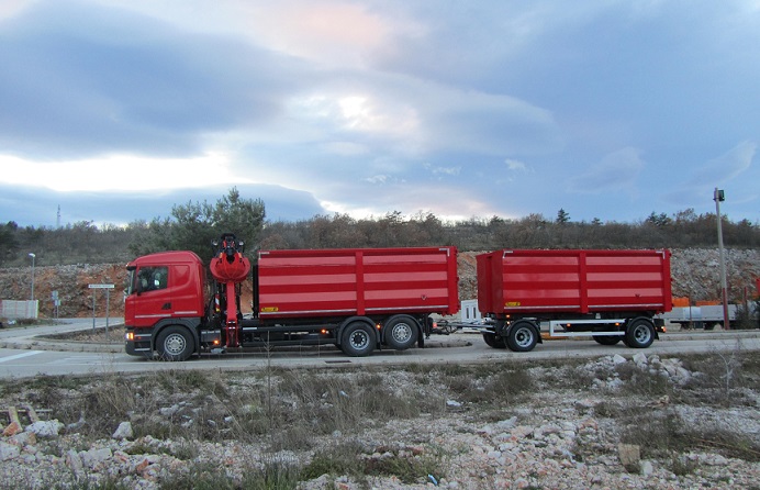 Prikolica sa zadnjim kipovanjem