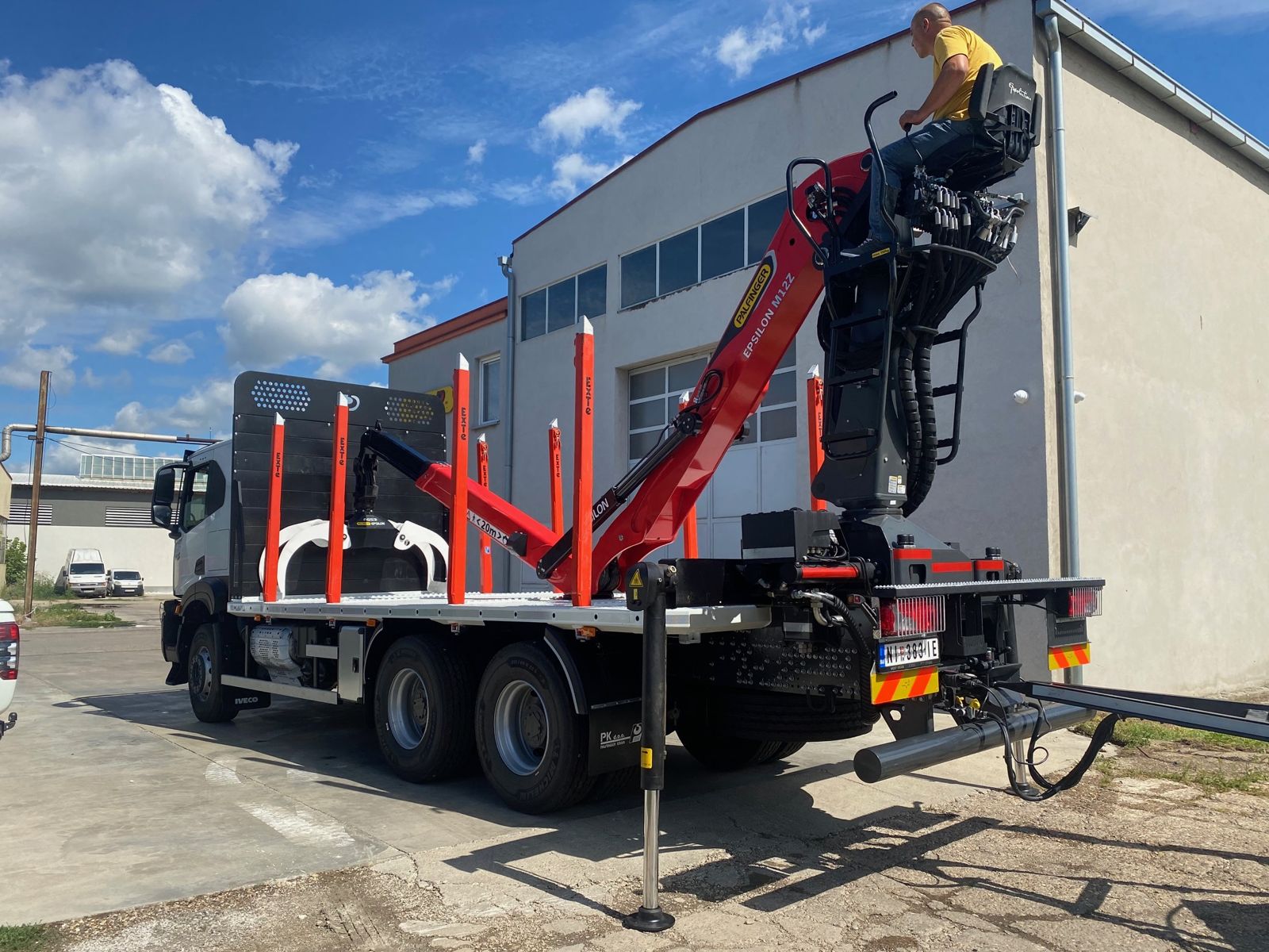 šumarska nadgradnja sa Palfinger Epsilon dizalicom i prikolicom PSM 200 za JP Srbija Šume