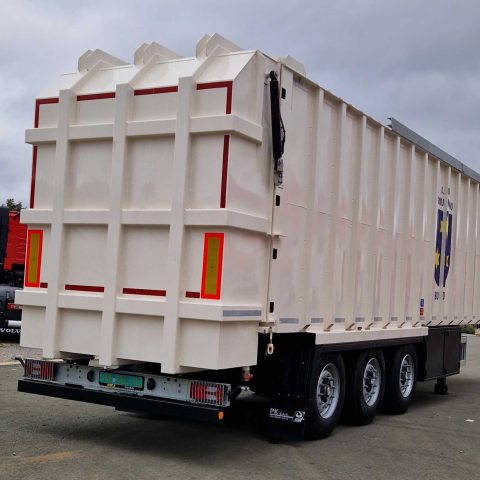 POLUPRIKOLICA ZA KOMPAKTIRANJE