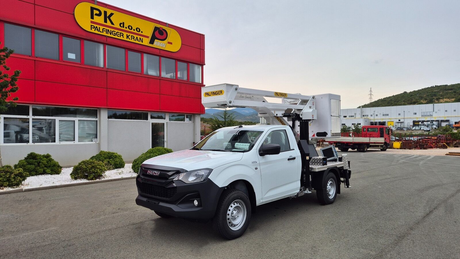 NOVO-ISUZU D-MAX sa PALFINGER radnom platformom P130 A
